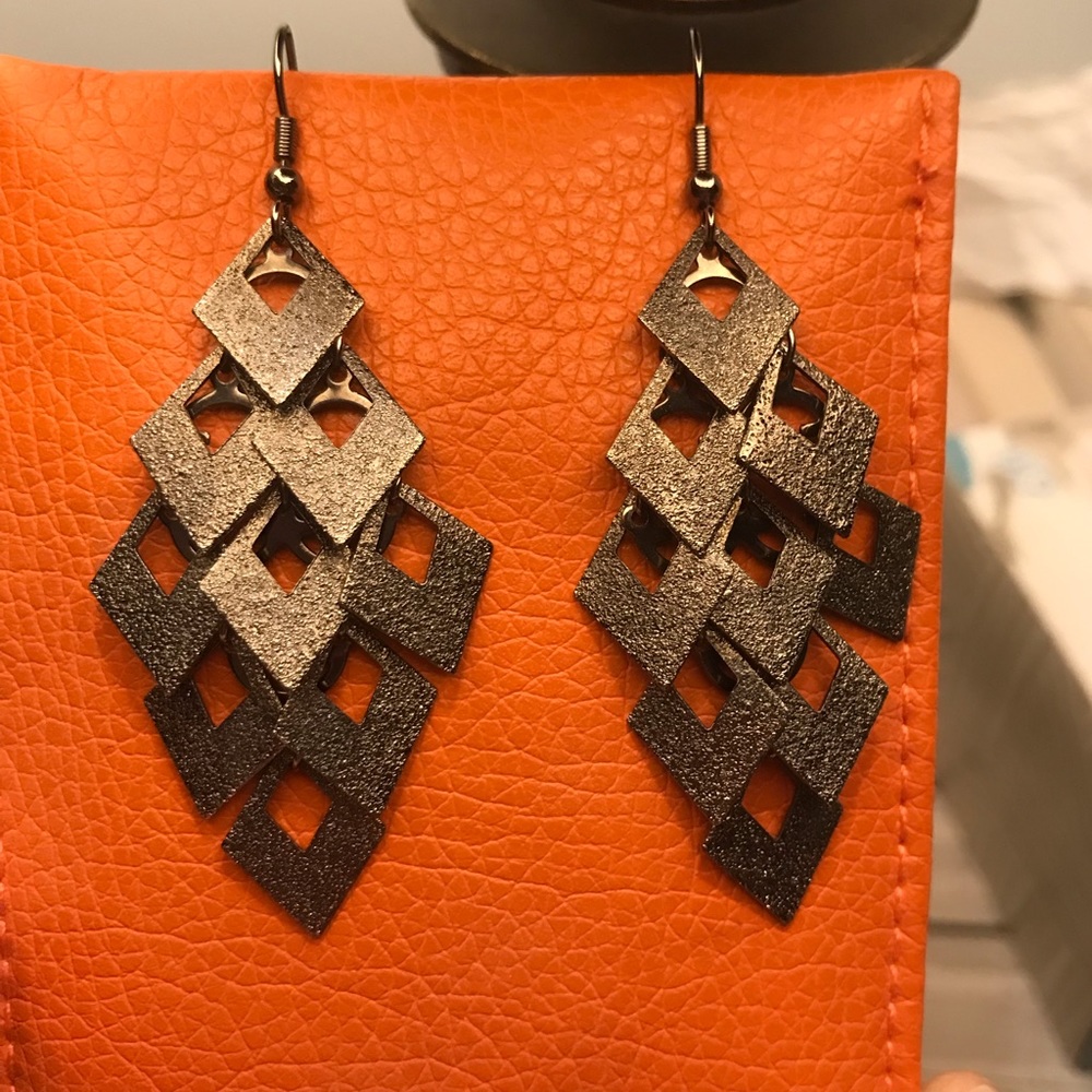 Metallic dangle earrings